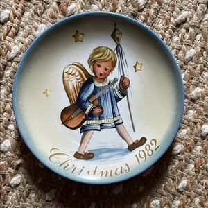 Hummel-Vintage Christmas 1982 Angel Decorative Plate